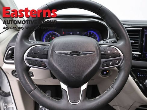 Used 2023 Chrysler Pacifica Touring-L FWD image 10
