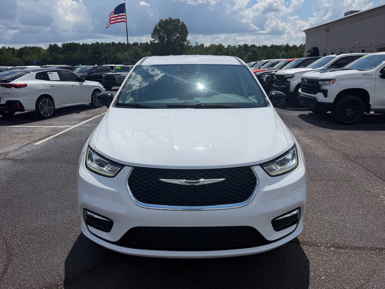 Used 2024 Chrysler Pacifica Limited FWD image 19