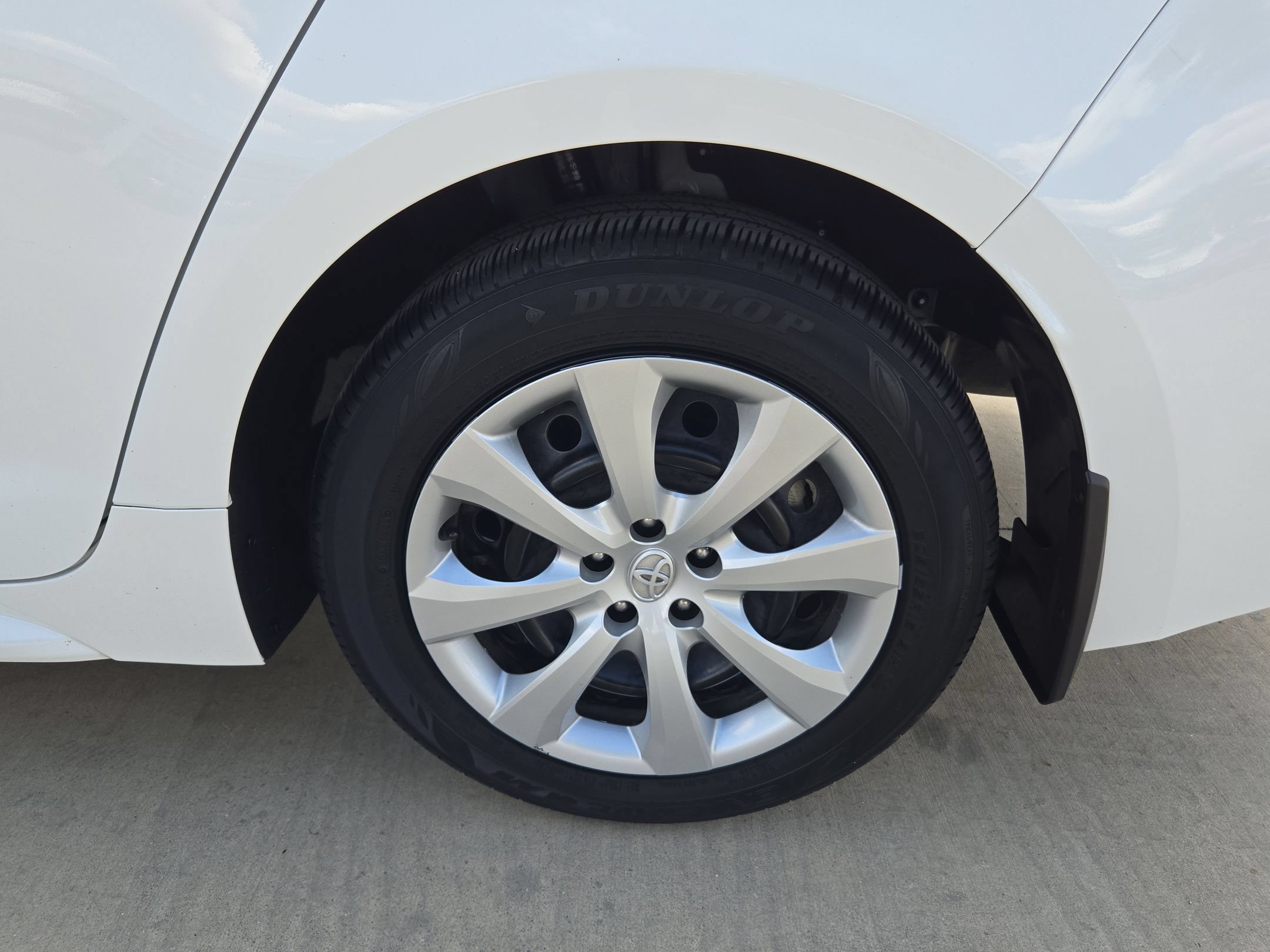 Used 2025 Toyota Corolla LE FWD image 27