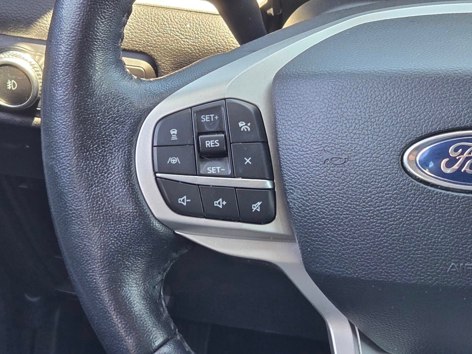 Used 2023 Ford Explorer XLT w/ Equipment Group 202A AWD/4WD image 17