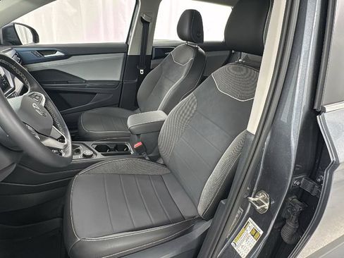 Used 2024 Volkswagen Taos SE w/ Panoramic Sunroof Package image 10