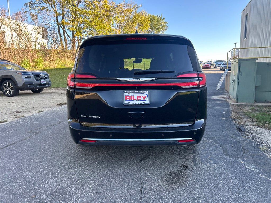 Used 2024 Chrysler Pacifica Touring-L FWD image 7