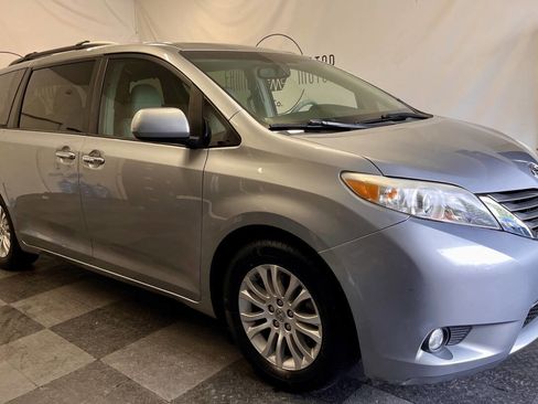 Used 2011 Toyota Sienna XLE image 1