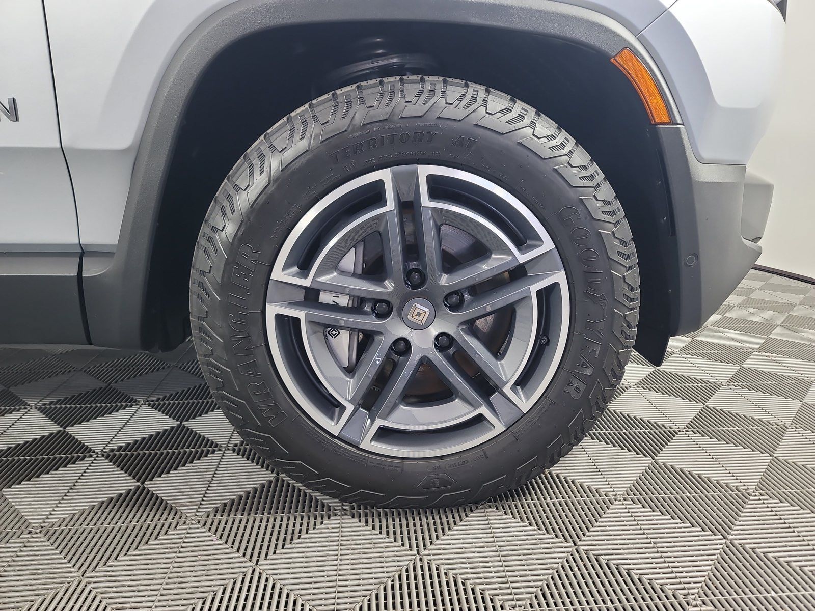 Used 2025 Rivian R1S Adventure Dual AWD/4WD image 11