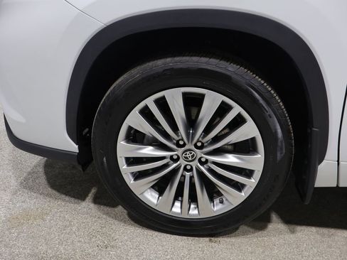 Used 2025 Toyota Highlander Platinum image 9