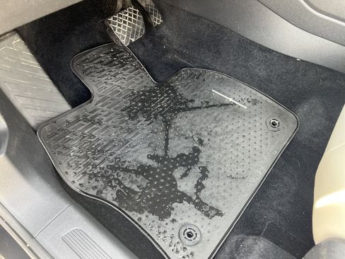 Used 2018 Volkswagen Tiguan SE w/ 18" Alloy Wheels Package image 11