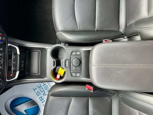 Used 2024 GMC Terrain SLT w/ Infotainment Package II AWD/4WD image 19