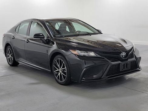 Used 2023 Toyota Camry SE image 2