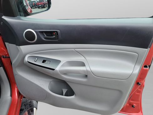 Used 2015 Toyota Tacoma PreRunner image 28