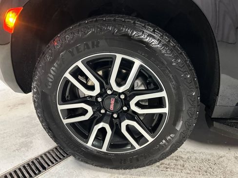 Used 2024 GMC Yukon AT4 w/ Technology Package image 9
