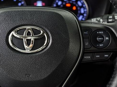 Used 2021 Toyota RAV4 XLE Premium image 11