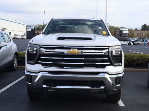 Used 2024 Chevrolet Silverado 2500 LTZ image 2