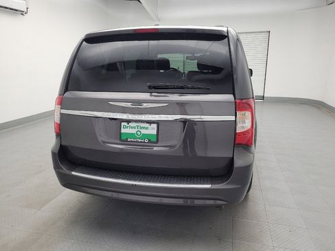 Used 2016 Chrysler Town & Country Limited image 7