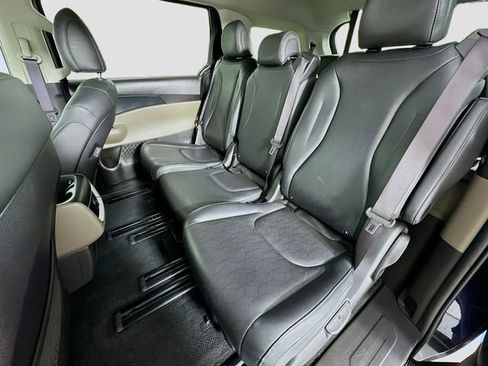 Used 2025 Kia Carnival image 23