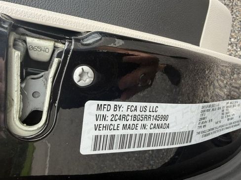 Used 2024 Chrysler Pacifica Touring-L FWD image 12