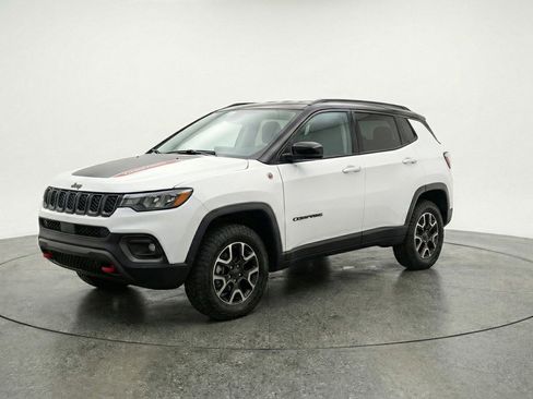 Used 2025 Jeep Compass Trailhawk AWD/4WD image 3