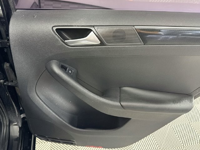 Used 2017 Volkswagen Jetta SEL FWD image 25