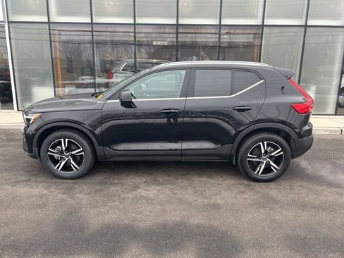 Certified 2025 Volvo XC40 B5 Core AWD/4WD image 2