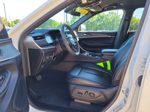 Used 2025 Jeep Grand Cherokee L Limited AWD/4WD image 7