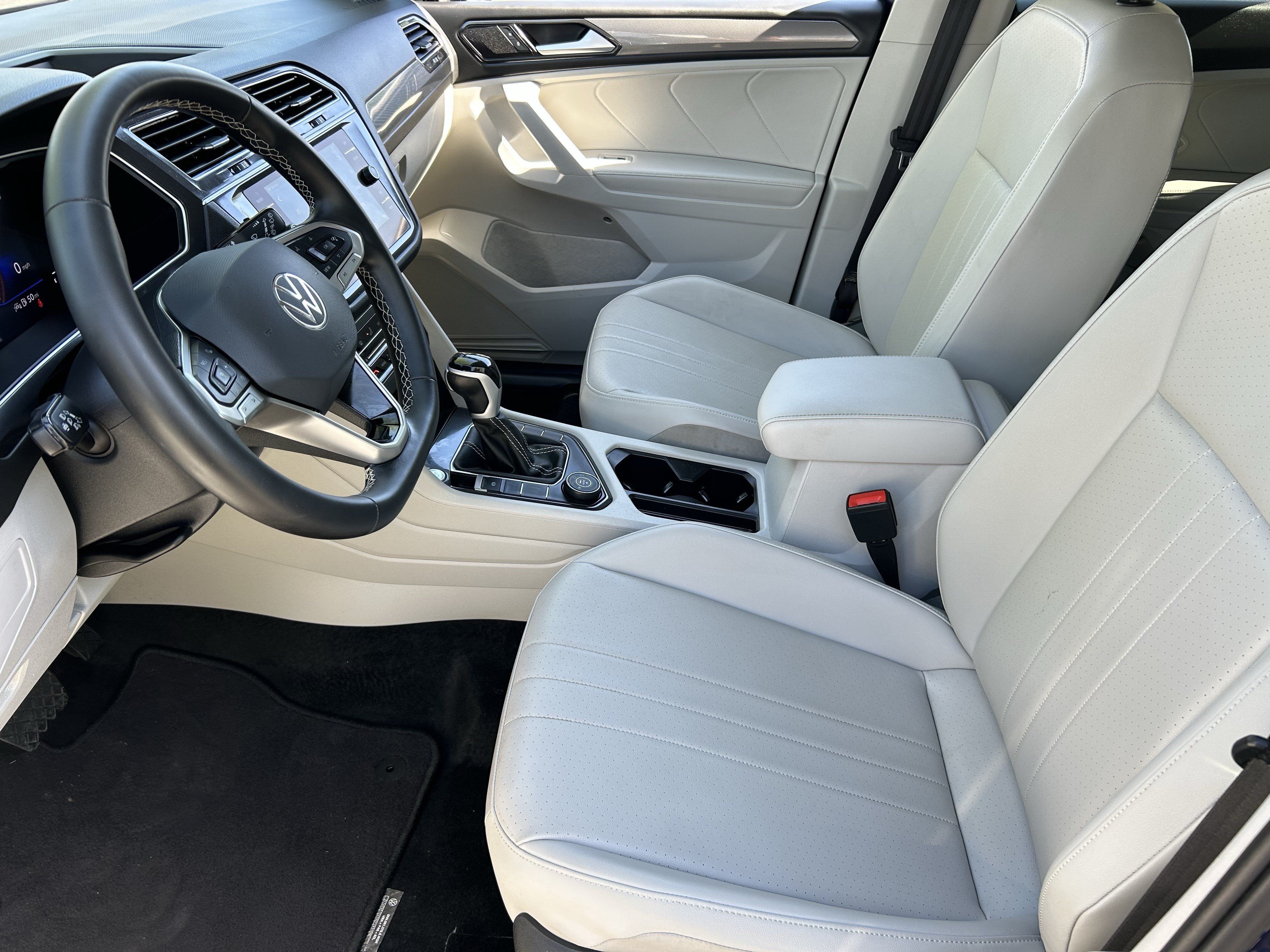 Used 2024 Volkswagen Tiguan SE AWD/4WD image 17