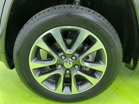 Used 2017 Jeep Grand Cherokee Overland image 16