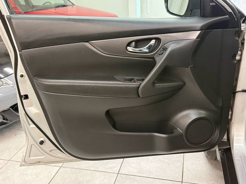 Used 2016 Nissan Rogue SV w/ SV Premium Package AWD/4WD image 16