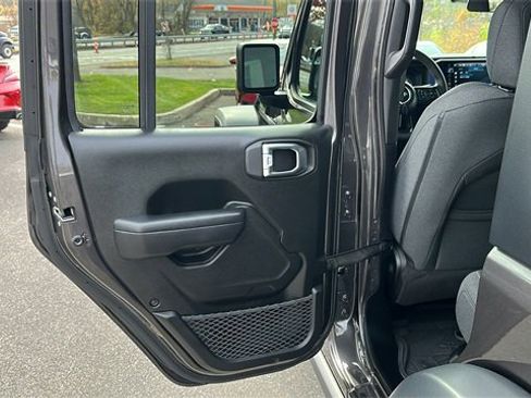 Used 2024 Jeep Wrangler Unlimited image 22