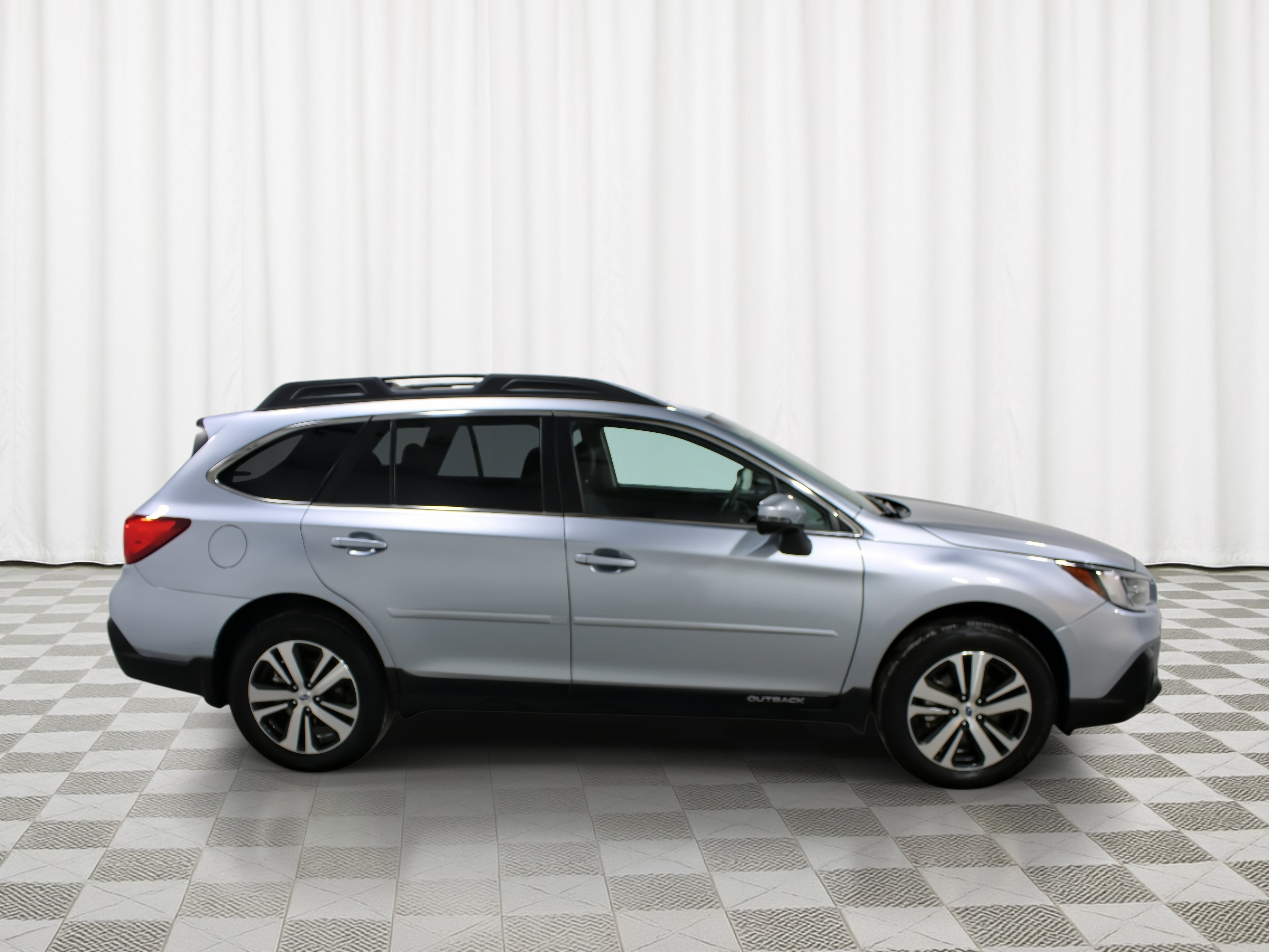 Used 2019 Subaru Outback 2.5i Limited AWD/4WD image 2