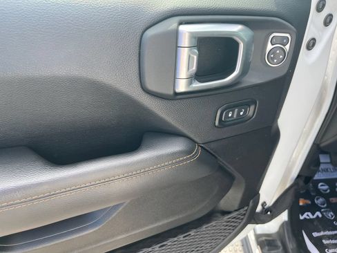 Used 2022 Jeep Wrangler Unlimited Sahara AWD/4WD image 10