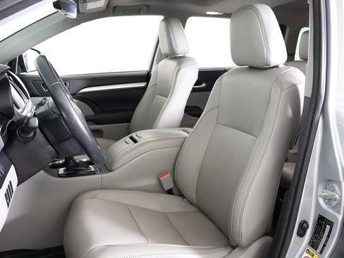 Used 2017 Toyota Highlander XLE image 33