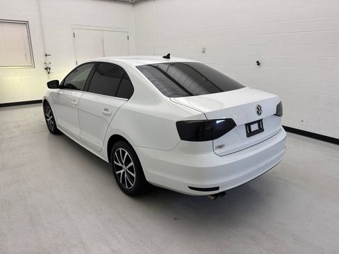 Used 2017 Volkswagen Jetta SE FWD image 4