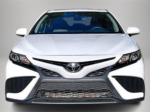 Used 2024 Toyota Camry SE image 3