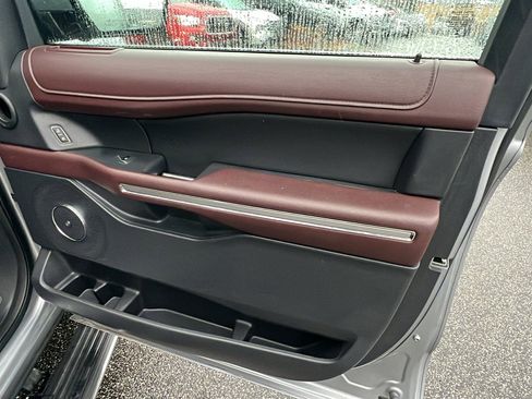 Used 2024 Ford Expedition Limited image 19