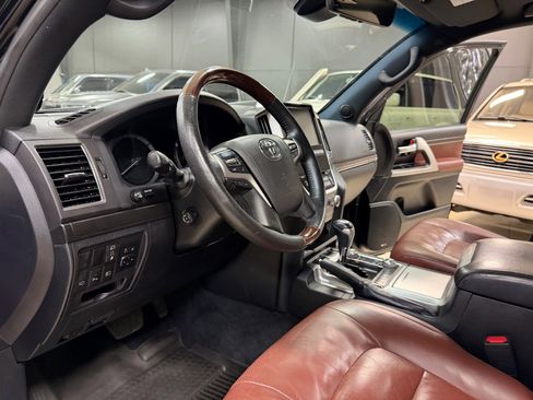 Used 2018 Toyota Land Cruiser image 24
