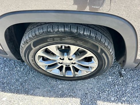 Used 2019 Jeep Cherokee Latitude Plus w/ Comfort/Convenience Group FWD image 20