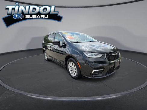 Used 2023 Chrysler Pacifica Touring-L FWD image 11