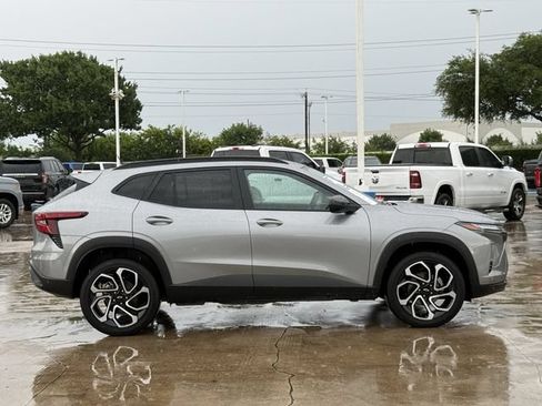 Certified 2025 Chevrolet Trax RS FWD image 3