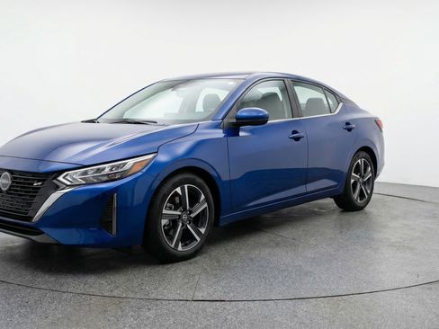 Used 2025 Nissan Sentra SV image 3