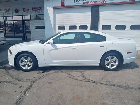 Used 2011 Dodge Charger SE RWD image 3