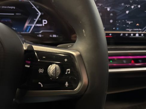 Used 2025 BMW i7 xDrive60 w/ Executive Package image 40