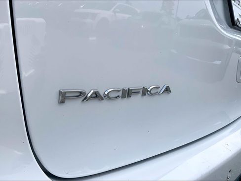 Used 2024 Chrysler Pacifica Touring-L FWD image 16