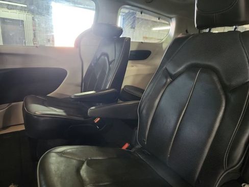 Used 2019 Chrysler Pacifica Limited FWD image 20