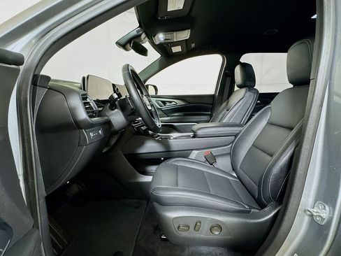 Certified 2025 Chevrolet Traverse LT FWD image 19
