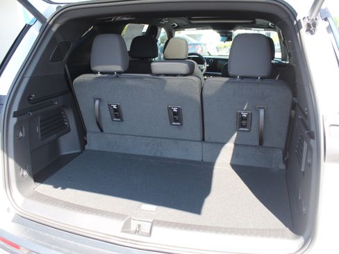 New 2027 Chevrolet Traverse LT w/ Sun and Wheel Package FWD image 19