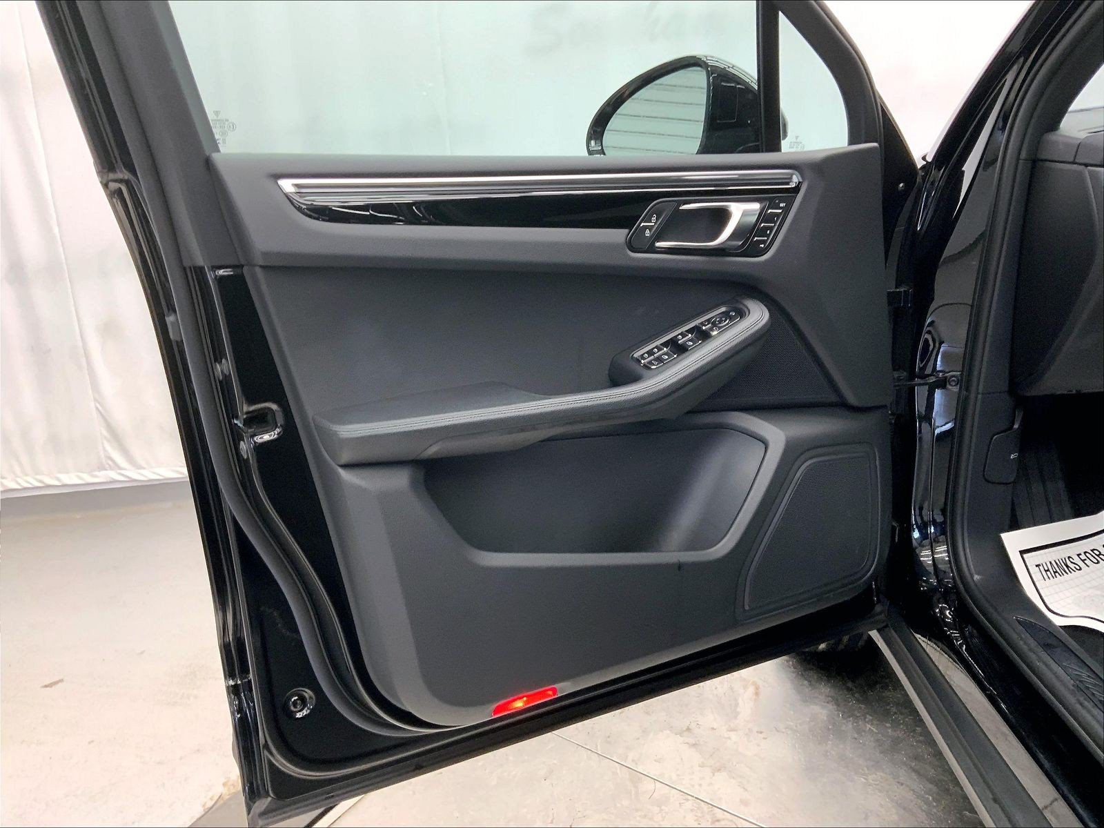 Certified 2023 Porsche Macan AWD/4WD image 28