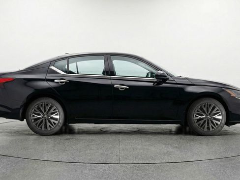 Used 2025 Nissan Altima 2.5 SV FWD image 11