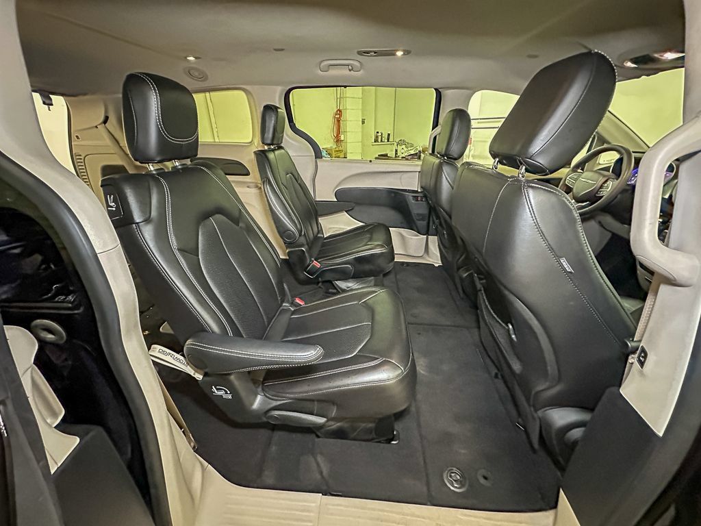 Used 2024 Chrysler Pacifica Touring-L FWD image 30