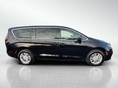 New 2026 Chrysler Pacifica Select image 4