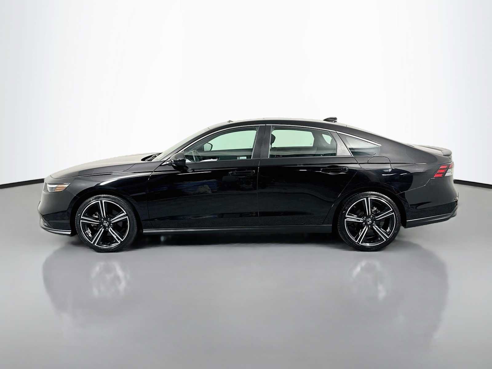 Used 2024 Honda Accord Sport image 4