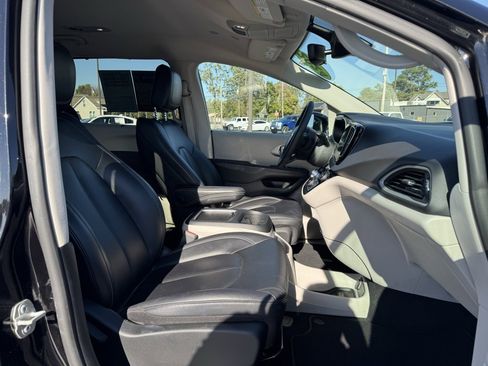 Used 2024 Chrysler Pacifica Touring-L image 12